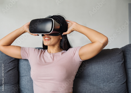 VRヘッドセットで動画を見る若い女性