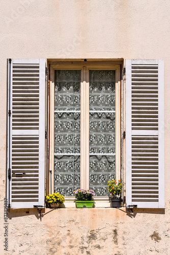 Obraz na płótnie old window with shutters and flowers w salonie