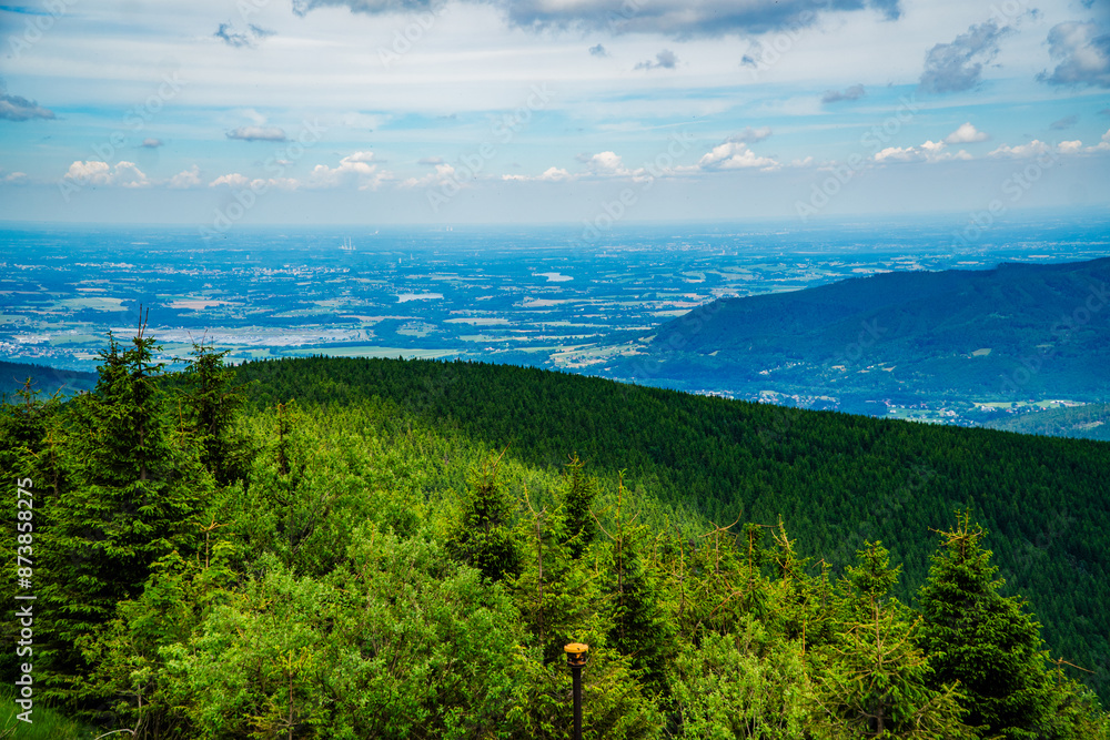 Góry, Beskid Morawsko-Śląski w Czechach, panorama ze szczytu Łysej Góry latem.