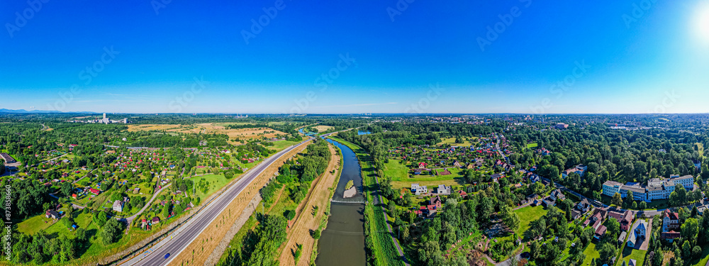 Czechy. Rzeka Olza w okolicach Karwiny. Panorama z lotu ptaka latem.