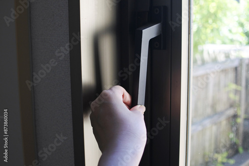 窓の鍵を閉める