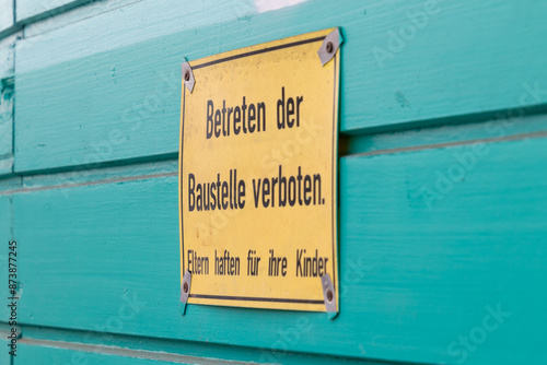 Schild verbietet Zutritt zu Baustelle photo