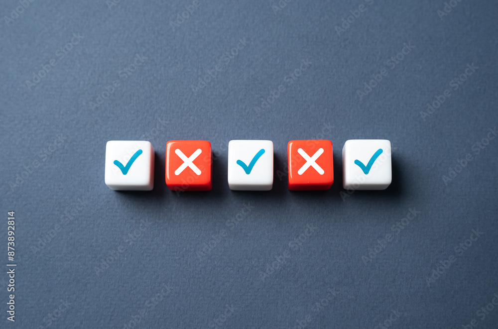 Obraz premium Correct and incorrect answers. Failed the test. Point by point check. Mistake correction. Potential risks. Problem warning.