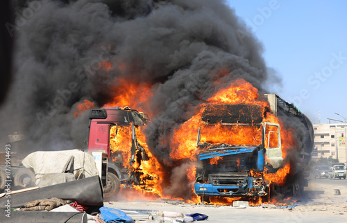 Fotografía Trucks burned result of the bombing