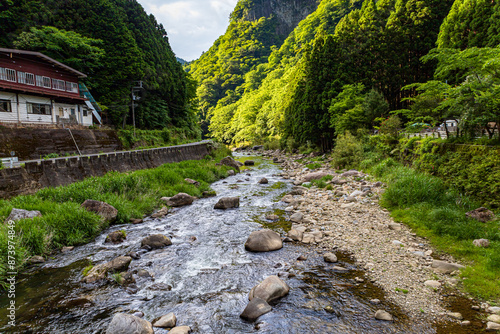 新緑美しき川風景（横構図）