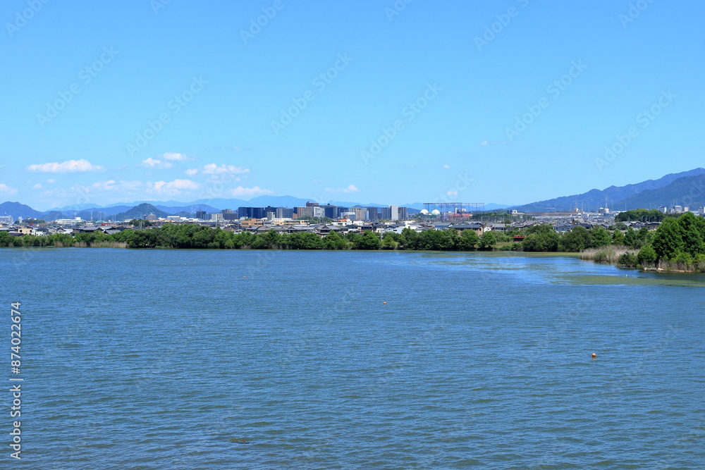 琵琶湖畔の帰帆島にかかる橋からの草津市街地方向の風景 琵琶湖畔の帰帆島にかかる橋からの草津市街地方向の風景