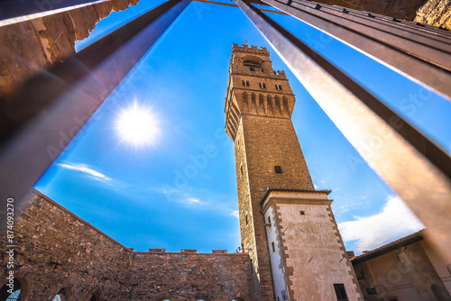 Obraz na płótnie Florence. Palazzo Vecchio tower view through iron fence w salonie