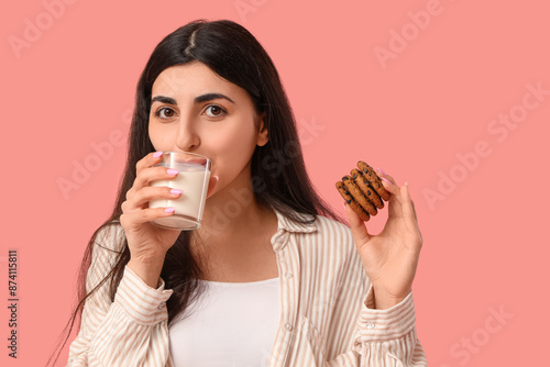 Young woman enjoying refres...