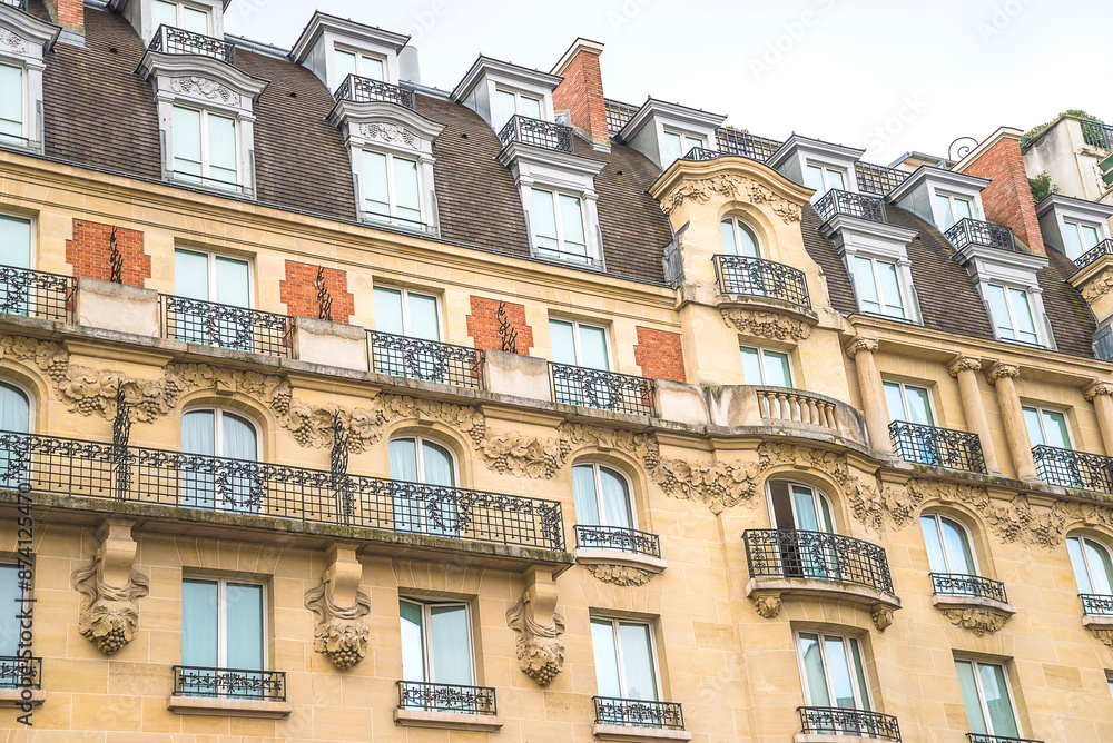Fototapeta premium Traditional hausmannian building in Paris, close up