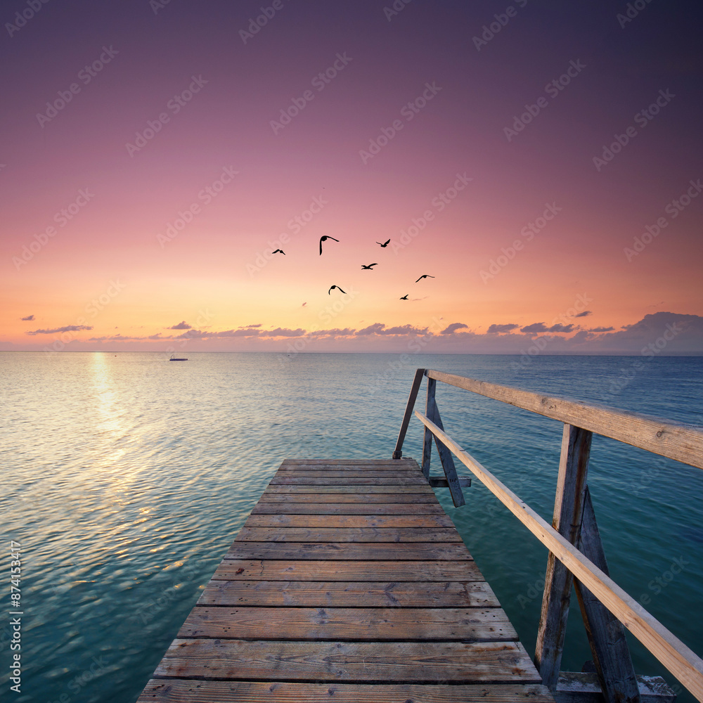 Obraz premium wooden pier in amazing light at the beach - beautiful ocean view