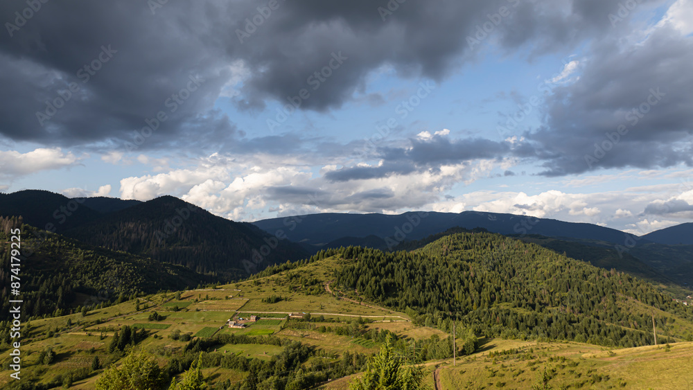 Obraz premium Mountain landscape with dramatic clouds