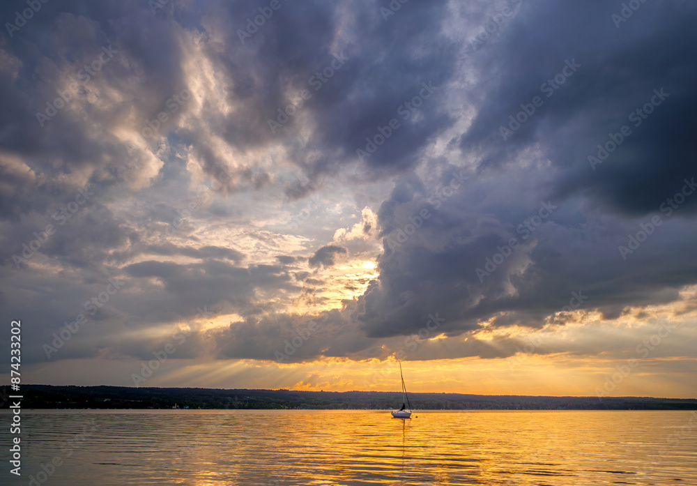 Sonnenuntergang, Sonne strahkt durch düstere Wolken über dem Ammersee, Bayern, Deutschland, Europa Sonnenuntergang, Sonne strahkt durch düstere Wolken über dem Ammersee, Bayern, Deutschland, Europa