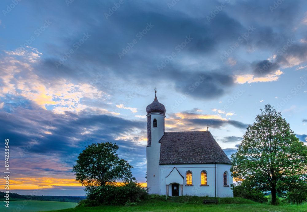 Wolken über der Kreuzberg Kapelle bei Wessobrunn am Abend, Bayern, Deutschland, Europa Wolken über der Kreuzberg Kapelle bei Wessobrunn am Abend, Bayern, Deutschland, Europa