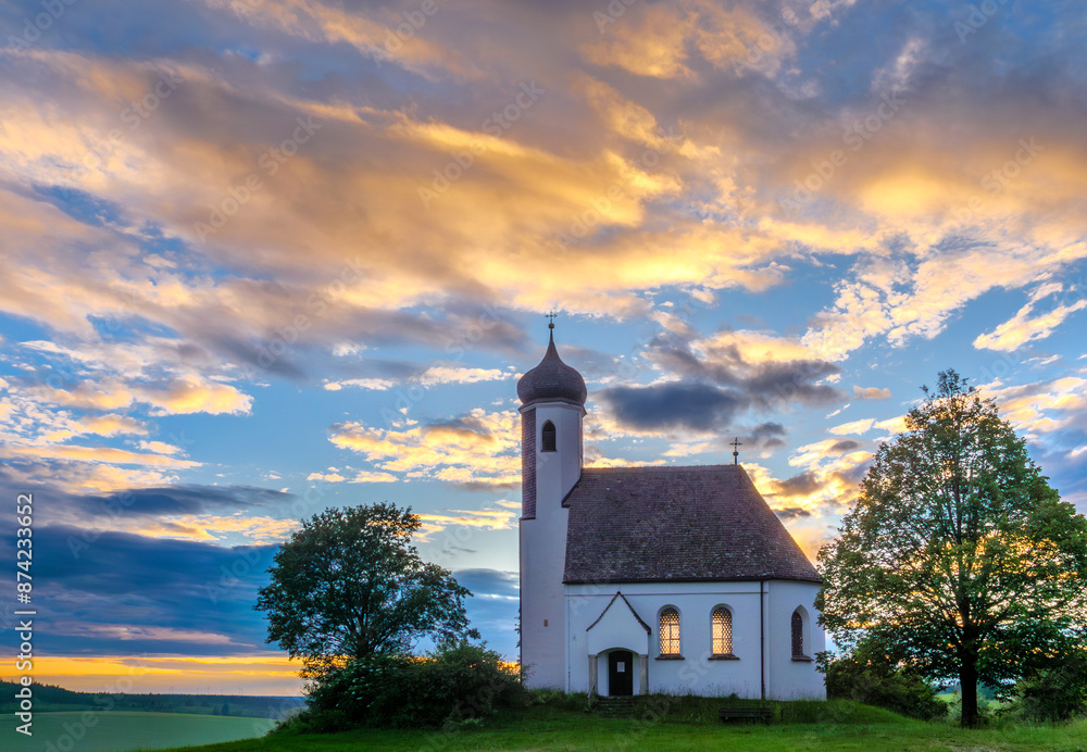 Naklejka premium Wolken über der Kreuzberg Kapelle bei Wessobrunn am Abend, Bayern, Deutschland, Europa