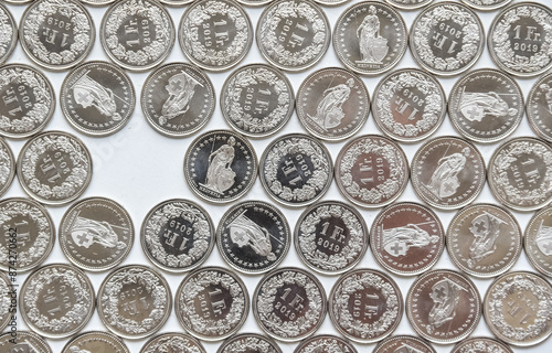Obraz na płótnie coins linearly spread on white background with a gap w salonie