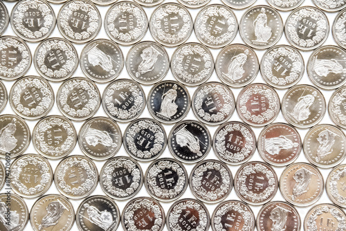 Obraz na płótnie coins linearly spread on white background w salonie