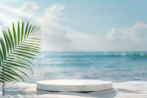 Podio di marmo bianco vuoto sulla sabbia per presentazione prodotti circondato dalle onde del mare