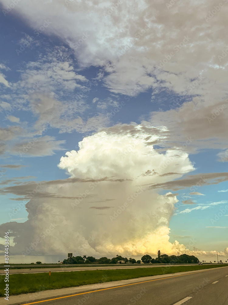 Obraz premium tropical storm clouds on the way to Miami, USA