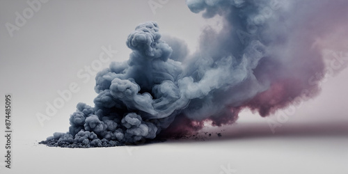 Voluminöse, graue Rauchwolken mit einem Hauch von Violett, die sich dynamisch vor einem hellen Hintergrund erheben