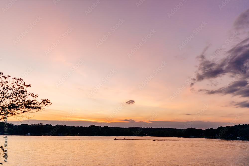 Obraz premium Beautiful sky and lake at sunset. Beautiful orange and blue sky at dawn. Lake Bowen Anchor Park, Inman, SC, USA 
