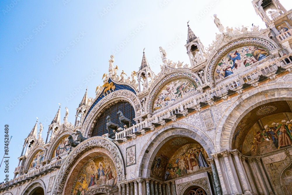 Obraz premium Low-angle shot capturing St. Mark's Basilica in Venice, Italy.