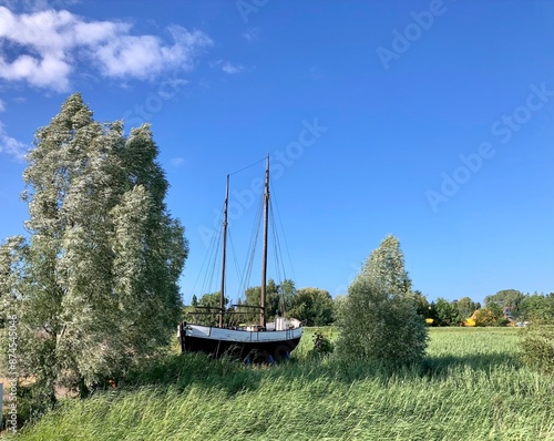 Altes Segelboot im Hafen von Zingst, Ostsee, Fischland-Darß-Zingst, Mecklenburg-Vorpommern, Deutschland photo