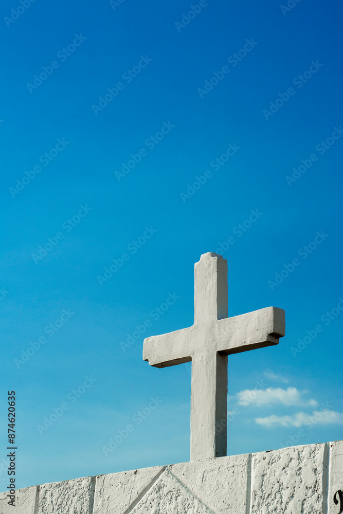 Fondo de cruz blanca sobre cielo azul, simbolismo de funeral cirstiano y catolico Fondo de cruz blanca sobre cielo azul, simbolismo de funeral cirstiano y catolico