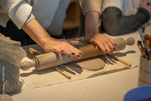 Creación de Piezas Únicas y Tradicionales en un Ambiente Creativo y Colaborativo