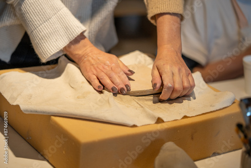 Creación de Piezas Únicas y Tradicionales en un Ambiente Creativo y Colaborativo