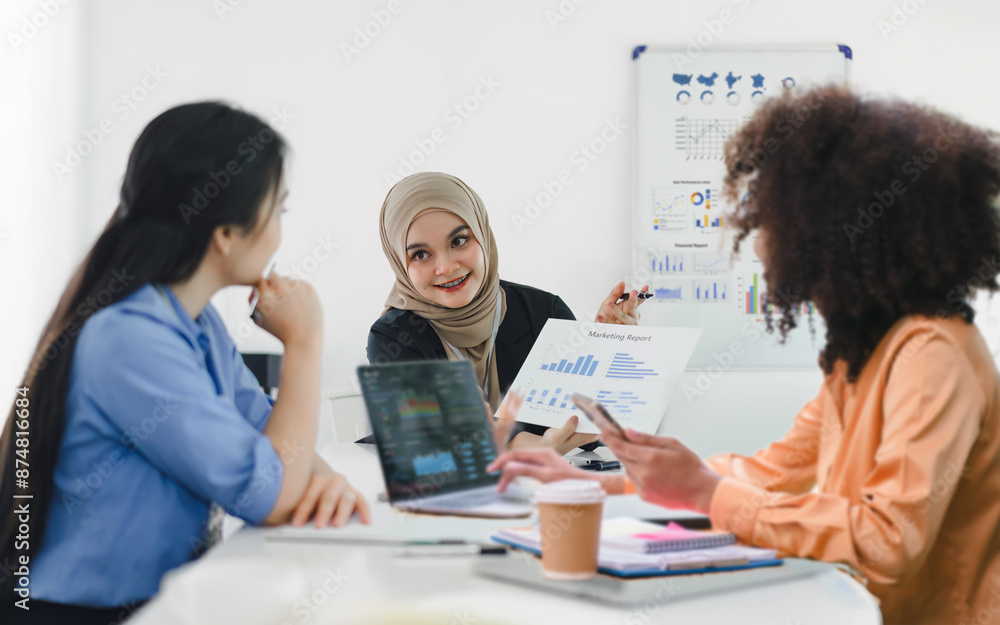 Obraz premium Diverse business team actively collaborating and discussing ideas during an office meeting.