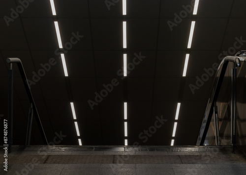 Escalator vide dans une station de métro avec éclairage linéaire