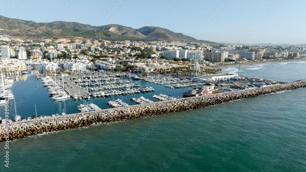Obraz premium Puerto Marina en el municipio de Benalmádena a vista de dron, España