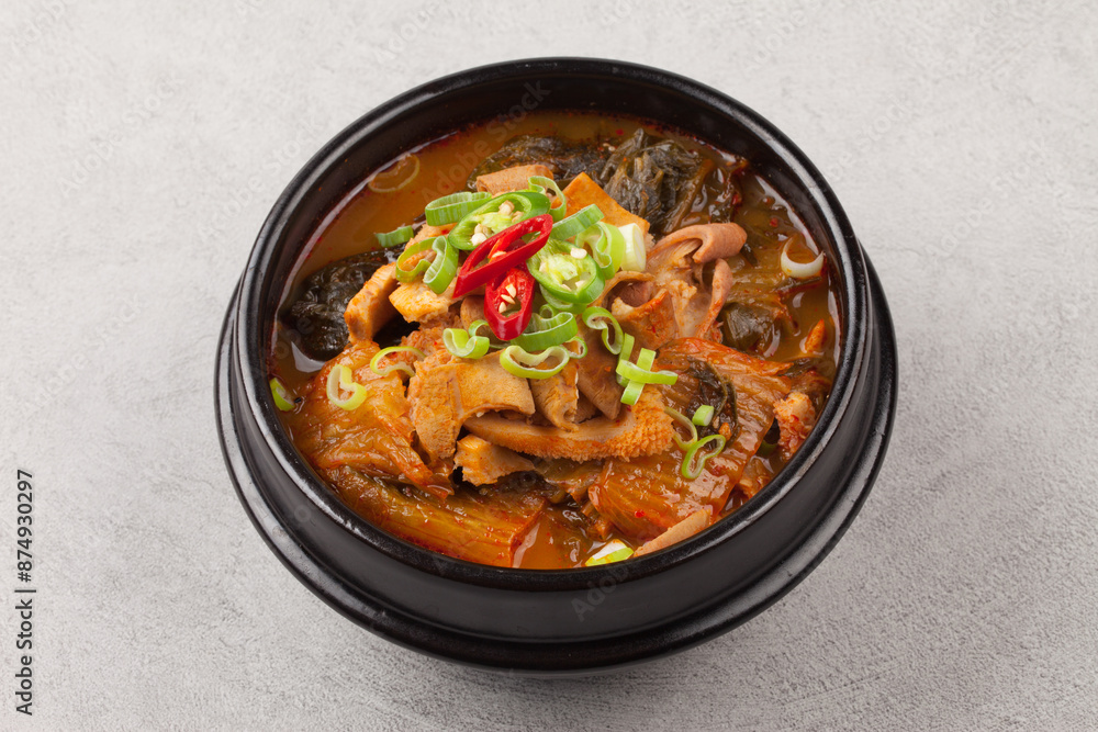 A soup made by boiling cleanly cleaned intestines of beef, chicken, fish, etc. with seasonings such as red pepper paste, soy sauce, garlic, and ginger. A soup made by boiling cleanly cleaned intestines of beef, chicken, fish, etc. with seasonings such as red pepper paste, soy sauce, garlic, and ginger.