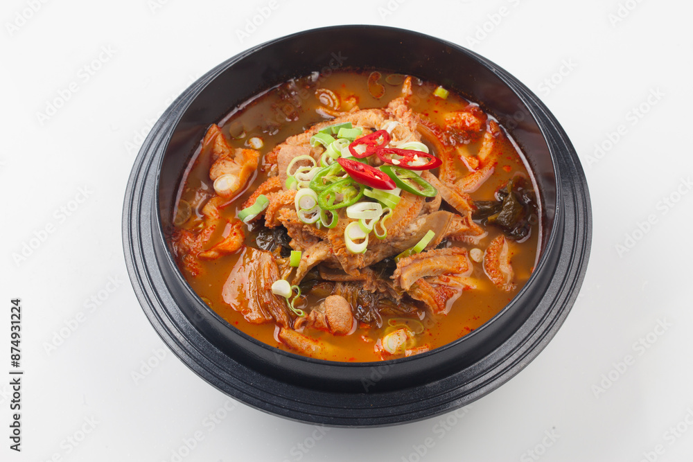 A soup made by boiling cleanly cleaned intestines of beef, chicken, fish, etc. with seasonings such as red pepper paste, soy sauce, garlic, and ginger. A soup made by boiling cleanly cleaned intestines of beef, chicken, fish, etc. with seasonings such as red pepper paste, soy sauce, garlic, and ginger.