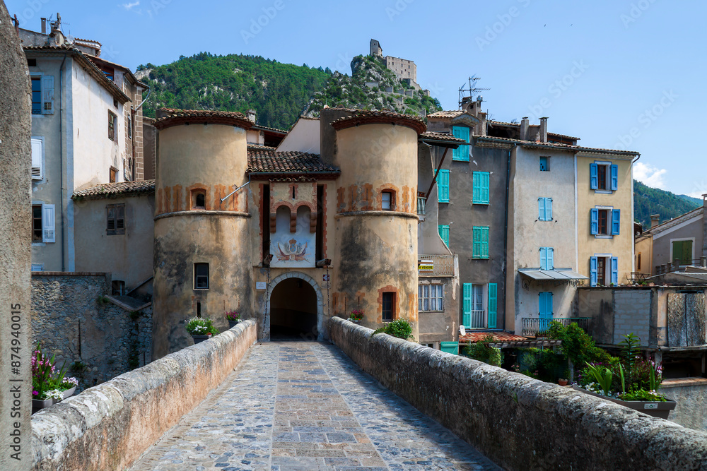 Entrevaux, village médiéval, ville forteresse, France, photographie de voyage, château, remparts, photographie urbaine Entrevaux, village médiéval, ville forteresse, France, photographie de voyage, château, remparts, photographie urbaine