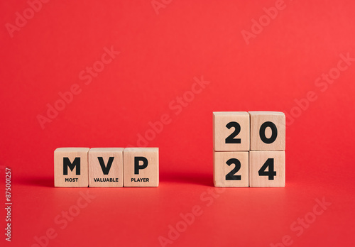 Foto The abbreviation MVP most valuable player of the year 2024 on wooden cubes with red background