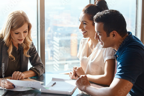 Foto Meeting, couple and financial advisor with paperwork for consulting, insurance plan or investment in office