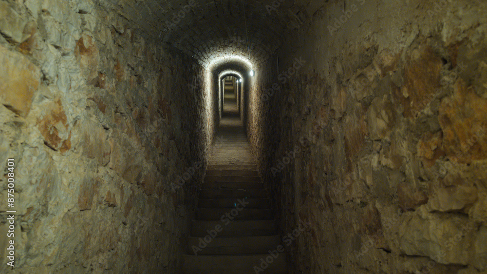 Fototapeta premium Camminamento sotterraneo di 360 gradini a Cagli che va dal torrione alla fortezza
