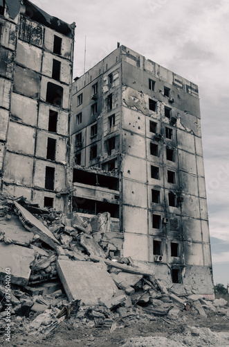 destroyed houses in a city lost in the war in Ukraine © Sofiia