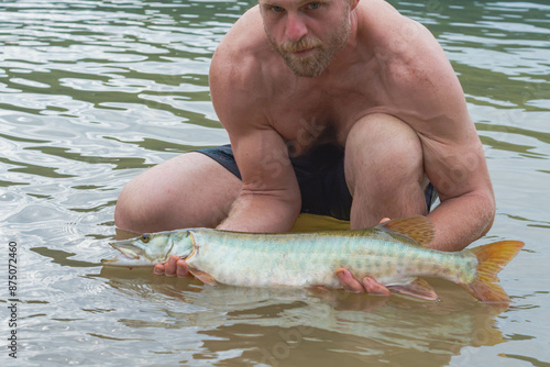 Valokuva Man holding a Muskie, pike fish, caught on shore allegheny state forest kinzua b
