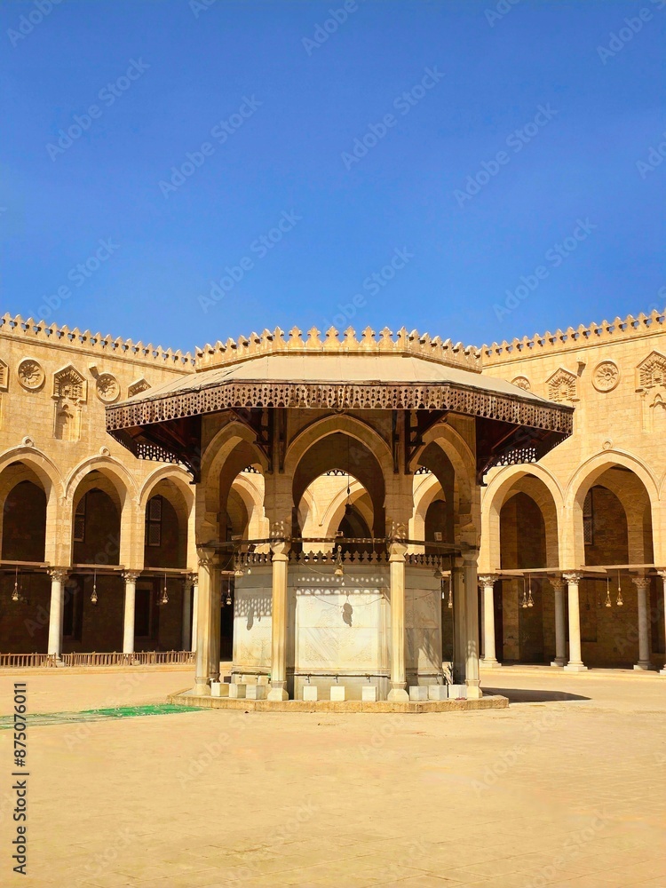 Fototapeta premium Courtyard of Mo'ayad Shah Mosque
