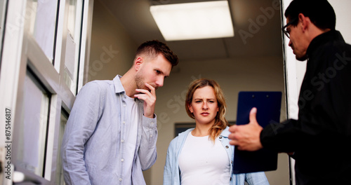 Foto Bailiff speaking to a distressed couple