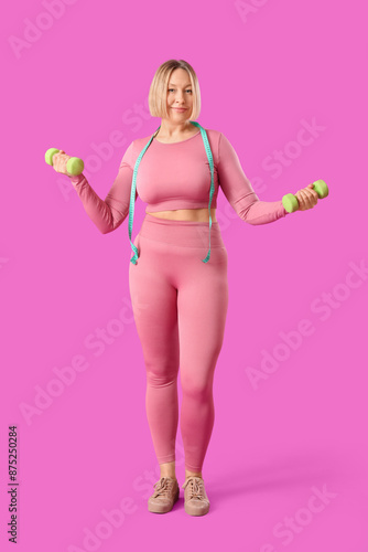Pretty young woman in sport...