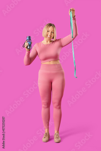 Pretty young woman in sport...