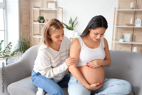 Mature doula with pregnant ...