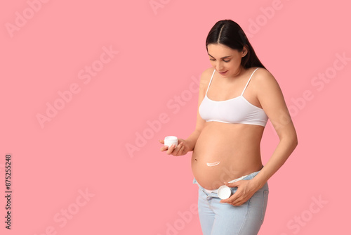 Young pregnant woman applyi...