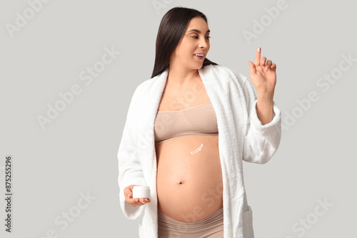 Young pregnant woman with c...