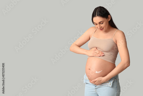 Young pregnant woman with c...