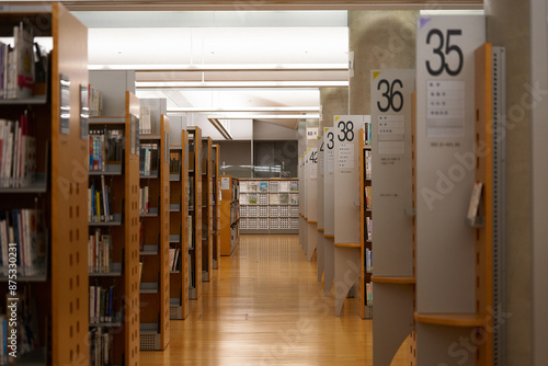 図書館にある沢山の本と本棚