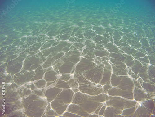 Φωτογραφία Underwater sand seabed with caustic light. Sea water background.